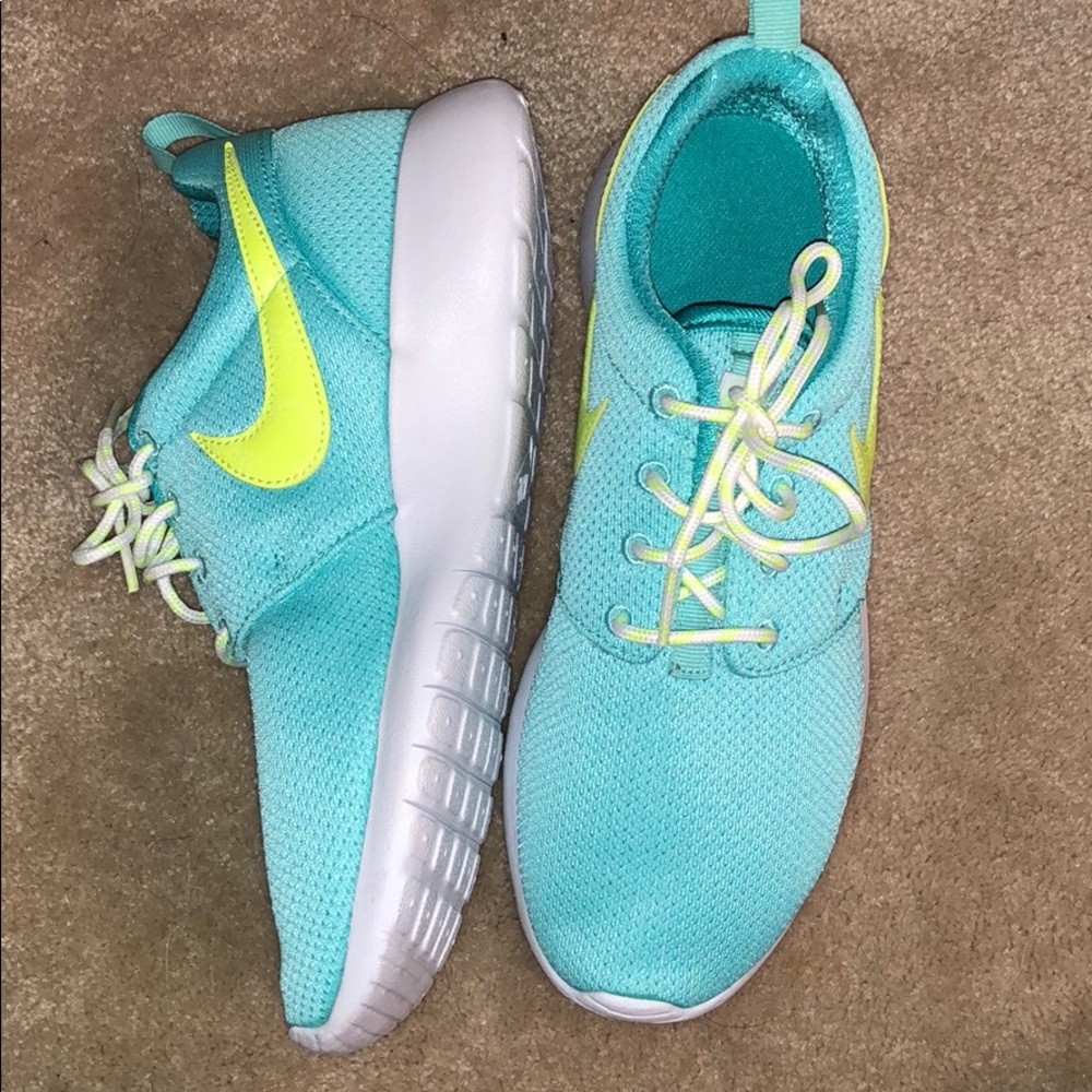 BRAND NEW nike roshes